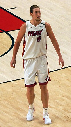 Kelly Olynyk (cropped).jpg