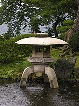 Yukimigata tōrō met drie poten