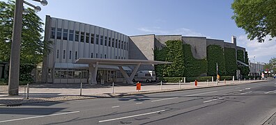 Le Palais des congrès vu depuis la rue.