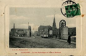 Ancienne carte postale du tramway traversant le pont hydraulique à Tourcoing.