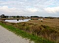 O pólder de Ster Kerdour (antiga marisma) e unha lagoa (conca da lagoa que recibe auga de drenaxe).