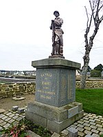 Poilu au repos (monument aux morts)[26]