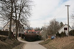 Vjezd do vesnice s domy čp. 4 a 42