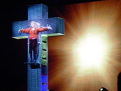 Madonna sendo "crucificada" enquanto cantava a "Live to Tell", durante a The Confessions Tour.