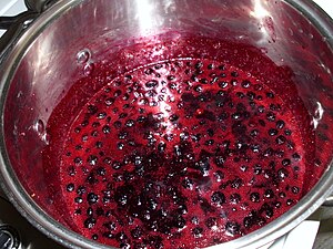 English: Making blueberry jam. Blueberries (wi...