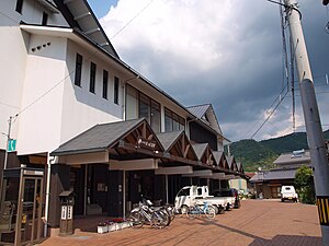 松丸站站舍外貌，2010年5月30日攝