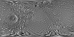 Mappa topografica di Mimas. Proiezione equirettangolare. Area rappresentata: 90°N-90°S; 180°W-180°E.