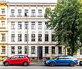 Mietshaus in geschlossener Bebauung mit Vorgarten