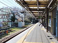 ホームから見た多摩湖駅（撮影当時は西武遊園地駅）方面（2016年3月）