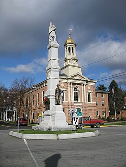 Veteranmonumentet och domstolsbyggnaden i New Bloomfield.