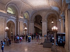 Harqe brenda hyrjes së Degës kryesore të Bibliotekës Publike të Nju Jorkut, Manhattan, New York City (2012)