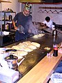 Zubereitung von Okonomiyaki in einem Restaurant in Hiroshima