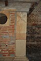 Detailed view of the third pillar of the ossuary: "NO TE ESPANTES DE QVE SOY VNA TRISTE CALAVERA ACVERDATE TE VERAS EN ESTA TAN TRISTE ESFERA"