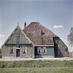 West-Friese stolp te Wognum met een uitstekend voorhuis