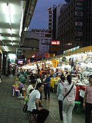 Patpong di malam hari.