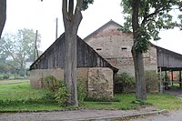 Pohled na západní stěnu kolny a stodoly tvořící původně severní křídlo hospodářského dvora