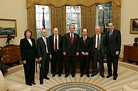 Джордж Буш Нобельдиҥ лауреаттарыла туштажуда, ортозында Линда Бак, Чӧйбӧк зал, 2004