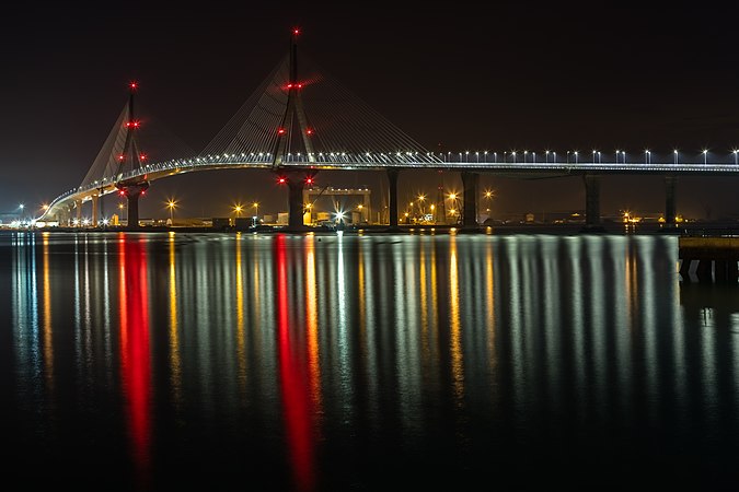 圖為位於西班牙的1912年憲法大橋，又叫拉佩芭大橋，是一座橫跨加的斯灣並連接加的斯市和伊比利亞半島安達魯西亞的斜拉橋。