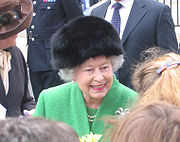 ملکه الیزابت دوم در حال صحبت با مردم.