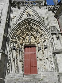 Portail sud : « Portail de Notre-Dame » ou « Portail de Sainte-Catherine » orné d'une plate-bande à coussinets arrondis et d'un fronton armorié.