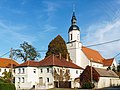 Kirche (mit Ausstattung), Kirchhof mit Einfriedung und Denkmal für die Gefallenen des Ersten Weltkrieges