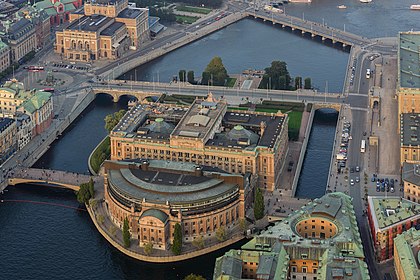 Ilha Helgeandsholmen no centro de Estocolmo, com o edifício sede do Parlamento da Suécia. (definição 5 579 × 3 724)