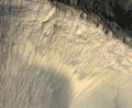 峡谷内のクレーターで見つかった塩水の流れた跡と言われる斜面