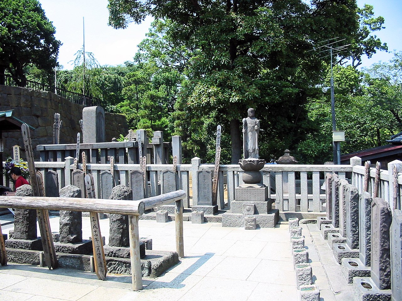 http://upload.wikimedia.org/wikipedia/commons/thumb/5/5c/Sengakuji_47_ronin_graves.jpg/1280px-Sengakuji_47_ronin_graves.jpg