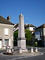 L'obélisque en souvenir du millénaire de l'élection de Hugues Capet.