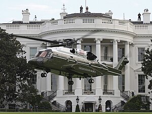 Sikorsky VH-92 приземляется перед Белым домом во время испытаний, 22 сентября 2018 г. (180922-M-ZY870-531) .jpg