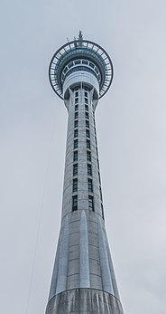 La Sky Tower située dans le centre-ville d'Auckland (Nouvelle-Zélande). (définition réelle 1 896 × 3 580)
