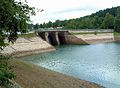 Wehr des Sedimentationsbeckens am Sorpesee, vom See aus gesehen