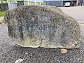 Sten med teksten "Spjald Hallen" beliggende ved Spjald Fritidscenter