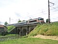 Passage d'un TER pour Dijon sur la Dheune à la sortie de Chagny.