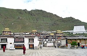 Vue du monastère avec son mur sur la droite, prise depuis l'esplanade antérieure en 2005.