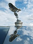 The Spirit of Ecstasy ou Flying Lady, l’emblème et mascotte de la marque d’automobile de luxe Rolls Royce. Cette célèbre statuette a été créée en 1911 par le sculpteur britannique Charles Sykes pour enjoliver tous les bouchons de radiateur de la marque.