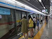 2號線列車駛入人民東路站