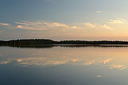 Linnut uivat tyynellä Uljasten järvellä