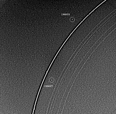 Erdvėlaivio Voyager 2 nuotrauka, apačioj viduryje, viduj ryškiojo žiedo