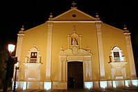 Vista nocturna de la iglesia de Nuestra Señora de África, Ceuta.jpg