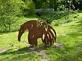 Eingang Tierpark, Metallskulptur, Ameisenbär mit Jungem auf dem Rücken