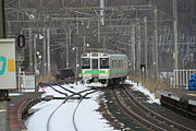 2番線に進入する上り普通列車（2015年1月）