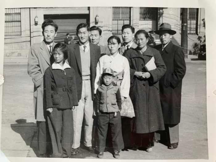Before leaving for the United States, Lee posed in front of the embassy with his wife (Hwa-nyeo Lee, second row, 3rd from left), his eldest son, Seok-in (second row, 2nd from left, little son Seok-bo is on his wife's back), and his colleagues (second row, 2nd from left is Hyun-kee Lee).The building behind is Bando Hotel (US Embassy used the building as its office, currently Lotte Hotel).