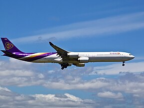 'n Airbus A340-600 in die huidige kleure, stryk neer op Auckland-lughawe.