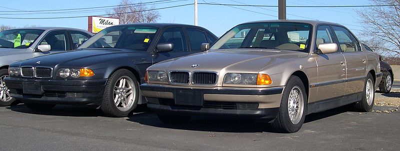 800px-2001_BMW_740_iL_and_1998_BMW_7_Series.jpg