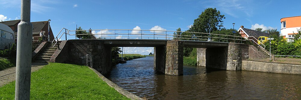 De brug bij Kommerzijl uit 1883 op de plaats van de vroegere Kommerzijl gezien in de richting van het noorden. In de beide doorgangen hingen vroeger elk twee tochtdeuren. De foto is van vóór de restauratie van 2016.
