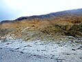 Falaise à l'ouest de Penhors montrant une plage de galets suspendue au-dessus de la plate-forme d'abrasion fossilisée.