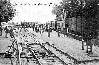 Tramstation te Bergen na aankomst van een tram; circa 1920.
