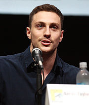 Aaron Taylor-Johnson (a l'esquerra) encarna el personatge al Marvel Cinematic Universe (2014-2015) i Evan Peters (a la dreta) a la franquícia de pel·lícules dels X-Men (2014-2019) i la sèrie WandaVision.