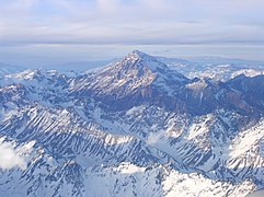 El Aconcagua, ubicado en la provincia de Mendoza, es con 6960,8 msnm el punto más alto del mundo fuera de los Himalayas, además de ser la cumbre de mayor altitud de los hemisferios meridional y occidental.